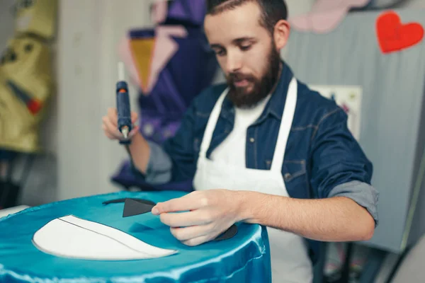 Jeune Homme Travaillant Dans Atelier Artisanat Utilisant Pistolet Silicone — Photo