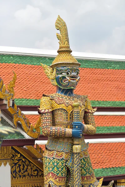 Wat Phra Kaew'de dev heykel — Stok fotoğraf