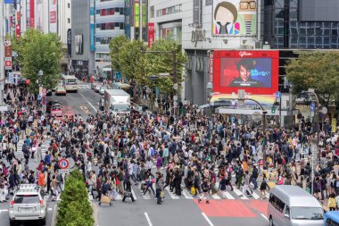Shibuya'da yayalar yürüyor 