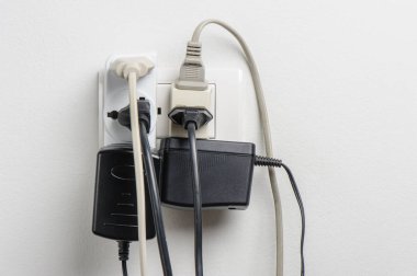 Aşırı yüklü elektrik fişleri