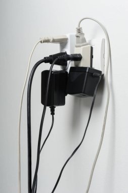 Aşırı yüklü elektrik fişleri
