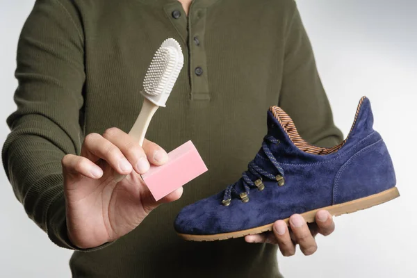 Limpiar el zapato — Foto de Stock