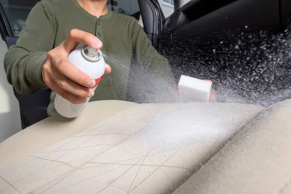 schoonmaken van de autostoel