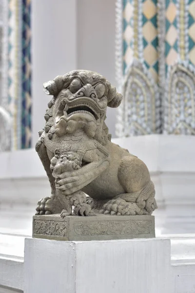 Statue de lion à Wat Phra Kaew — Photo