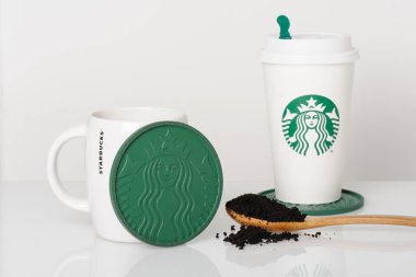 bardak Starbucks logosu ile