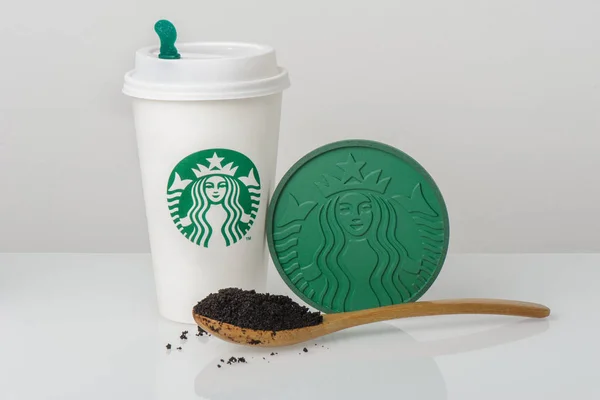 Montanhas-russas com logotipo Starbucks — Fotografia de Stock