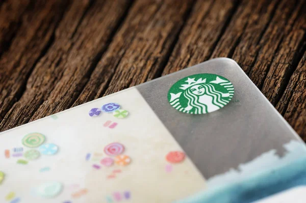 Logotipo no cartão Starbucks — Fotografia de Stock