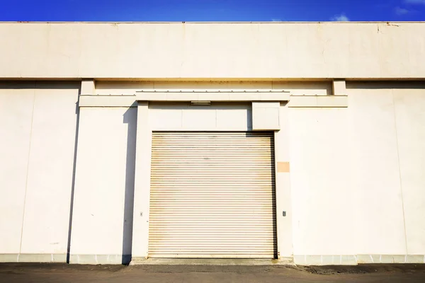 倉庫の扉をローリング — ストック写真