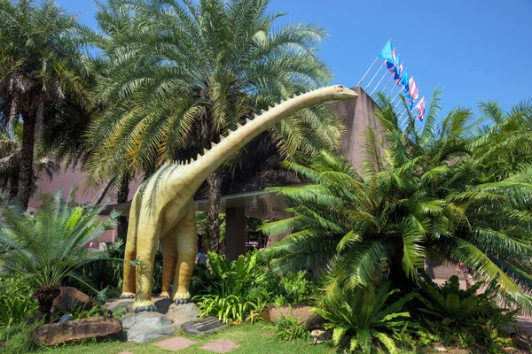Dinoszaurusz modell-kertben — Stock Fotó