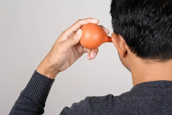 Cleaning the ear — Stock Photo, Image