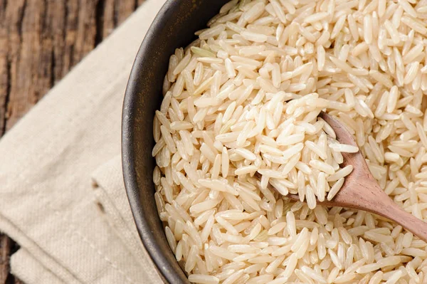 Неприготовленный коричневый рис — стоковое фото