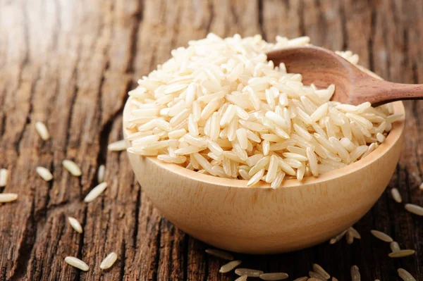 Неприготовленный коричневый рис — стоковое фото