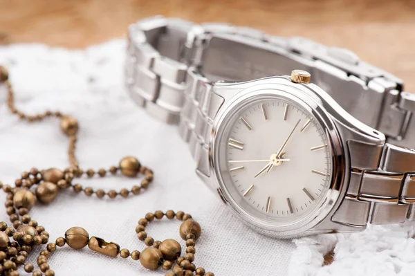 Πολυτελές ρολόι γυναίκα — Φωτογραφία Αρχείου