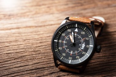 askeri tarzı seyretmek