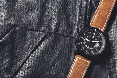 askeri tarzı seyretmek