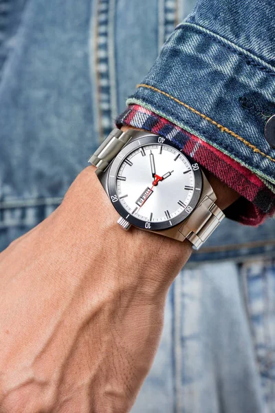 Armbanduhr am Handgelenk des Mannes — Stockfoto