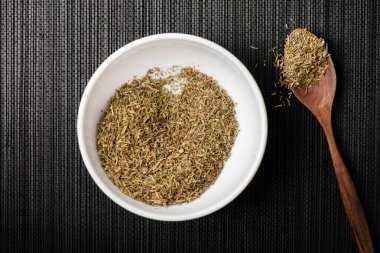 kurutulmuş kekik yaprakları