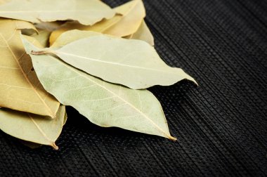 kurutulmuş defne yaprağı