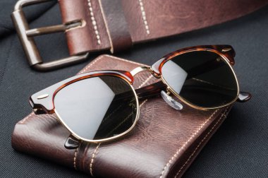 izole moda güneş gözlüğü