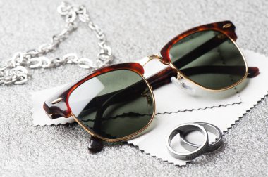 Klasik tarzı güneş gözlüğü