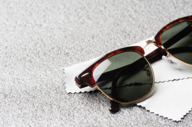 Klasik tarzı güneş gözlüğü