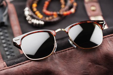 Klasik tarzı güneş gözlüğü