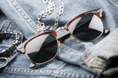 Klasik tarzı güneş gözlüğü