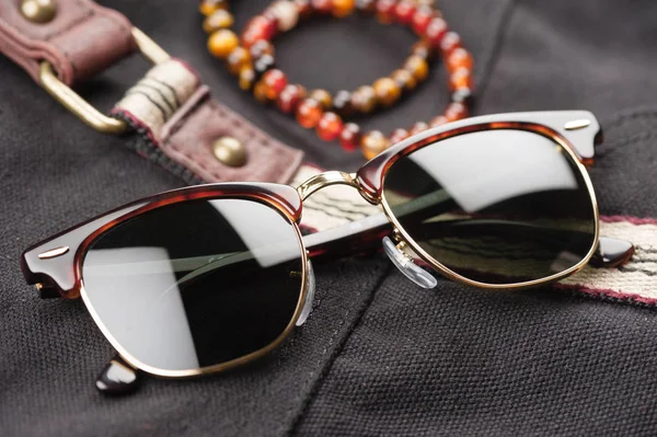 Style classique de lunettes de soleil — Photo