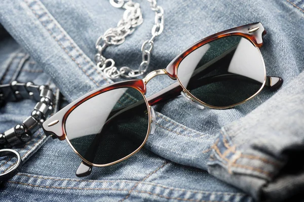 Klasik tarzı güneş gözlüğü