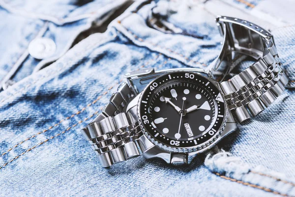 Luxus-Armbanduhr aus Edelstahl — Stockfoto