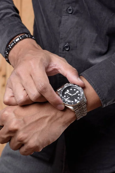 Розкішний наручний годинник на зап'ясті — стокове фото