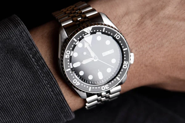Relógio de pulso de luxo no pulso — Fotografia de Stock