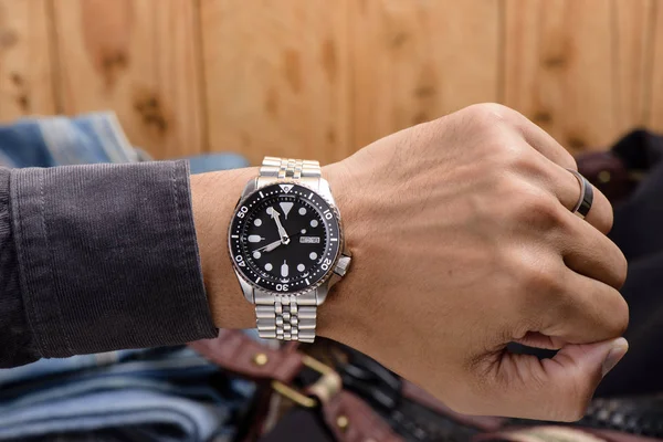 Luxus-Armbanduhr am Handgelenk — Stockfoto