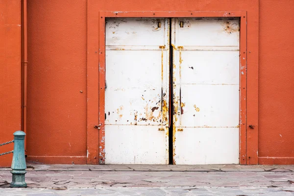 Puerta del viejo almacén blanco —  Fotos de Stock