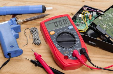 Kırmızı dijital multimetre