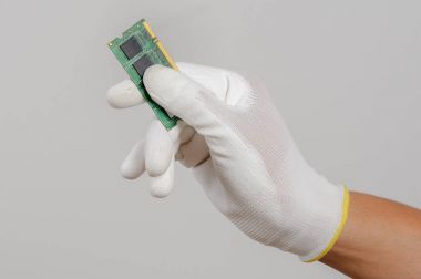 Elektrikçi antistatik eldiven giymek