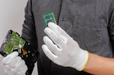 Elektrikçi antistatik eldiven giymek