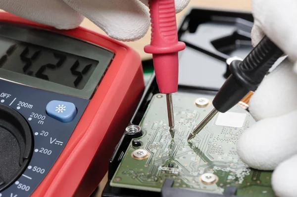 Med hjälp av multimeter — Stockfoto