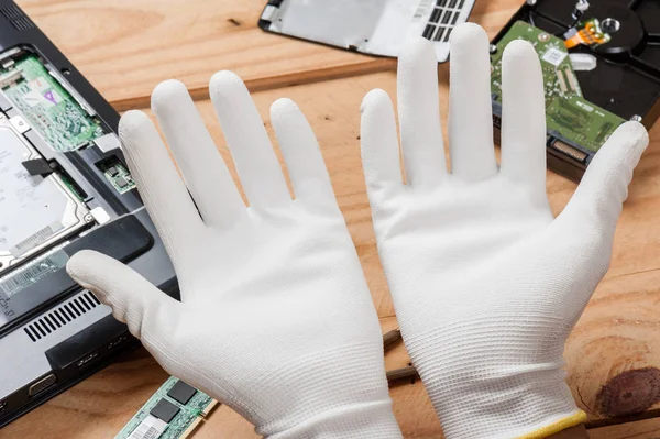 Guantes antiestáticos blancos —  Fotos de Stock