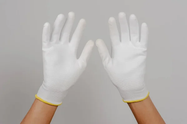 Elektriker tragen antistatische Handschuhe — Stockfoto