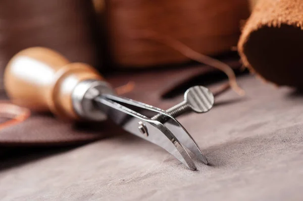 Werkzeuge für die Lederbearbeitung — Stockfoto