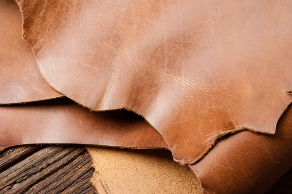 Cuir marron pour le travail du cuir — Photo