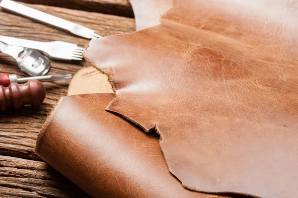 Braunes Leder für die Lederbearbeitung — Stockfoto