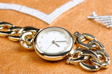 kadın aksesuarları, closeup parlak altın kadın kol saati