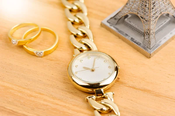 Γυναικεία Αξεσουάρ Closeup Λαμπερό Χρυσό Γυναίκες Ρολόι Χεριού — Φωτογραφία Αρχείου
