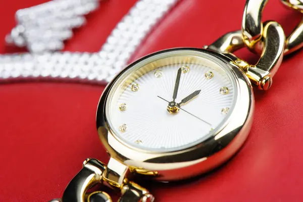 Mulher Acessórios Closeup Brilhante Ouro Mulheres Relógio Pulso — Fotografia de Stock