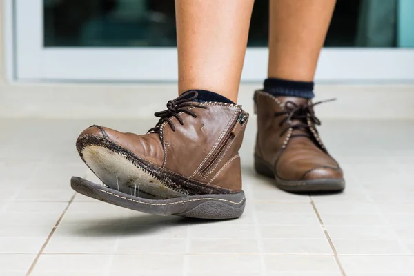 Yırtık Kadınlar Ayakkabı Kadın Deri Ayakkabı Lüzum Doğru Onarmak Kırık — Stok fotoğraf