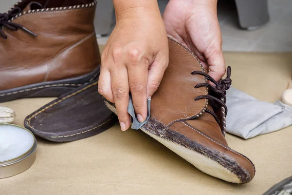 Шлифовка Обуви Перед Нанесением Клея Ремонт Обуви — стоковое фото