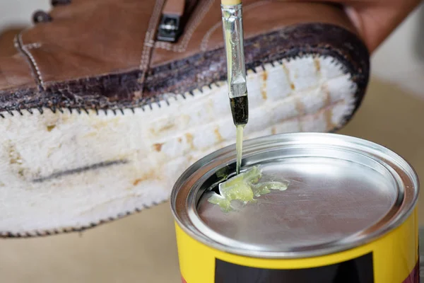 Aplicación Adhesivo Goma Las Mujeres Cuero Zapato Reparación Zapatos —  Fotos de Stock