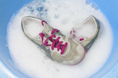 spor ayakkabı yıkama